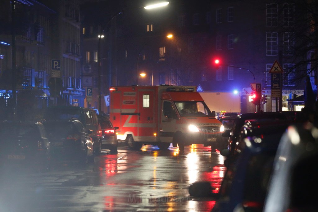 Einsatz BF Verdaechtiges Fahrzeug Koeln Suelz Zuelpischerstr Gustavstr P01.JPG